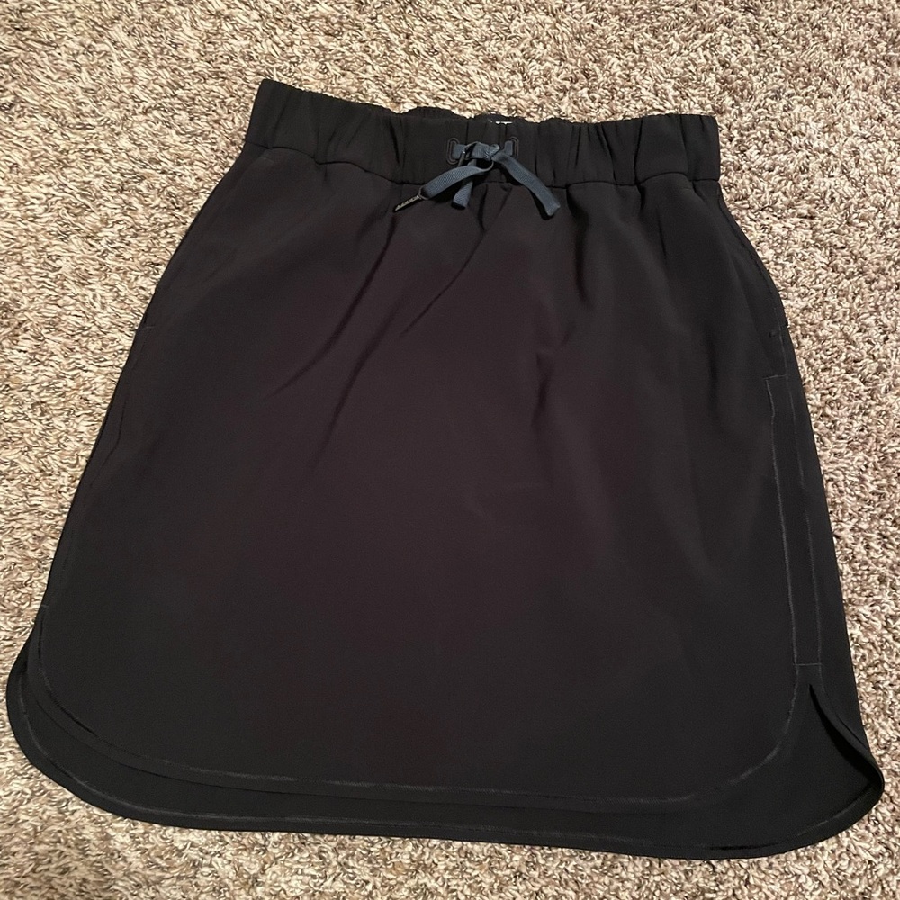 EUC Lululemon On the Fly skirt- discontinued item